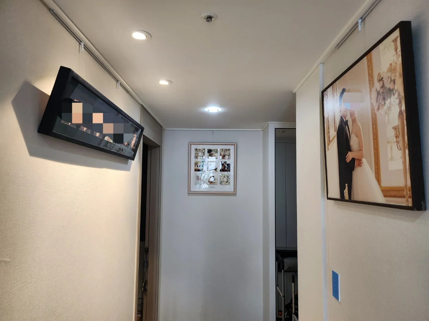 가족사진 액자레일 설치 시공 사진 1