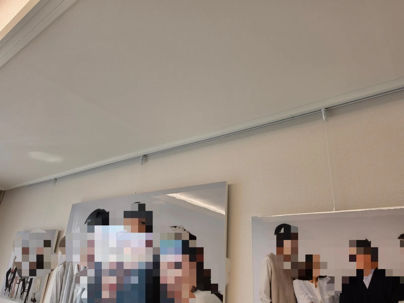 가족사진 액자레일 설치 시공 사진 3
