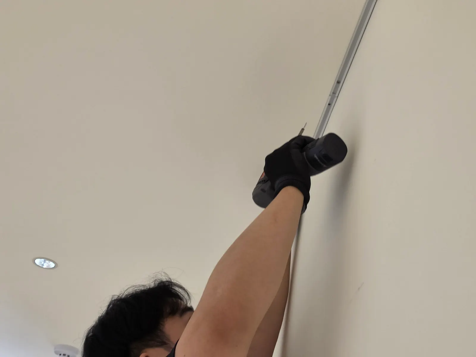 액자레일 시공 과정 시공 사진 2